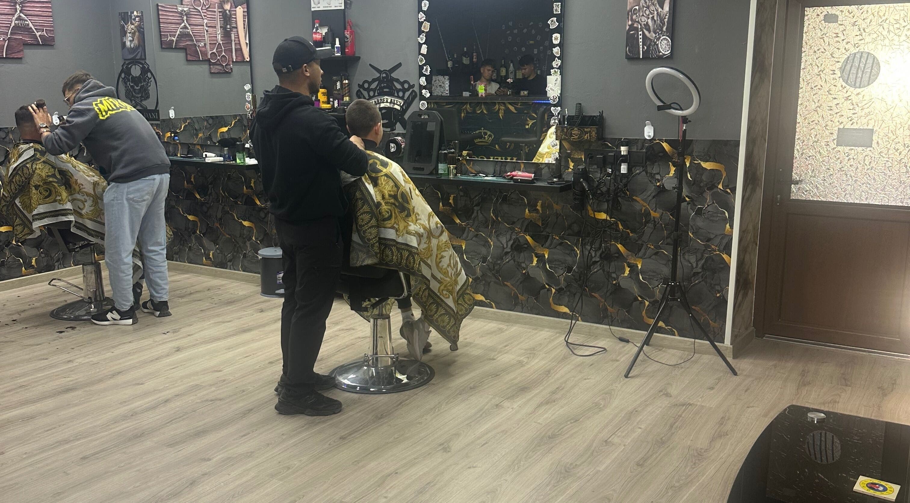 Interior modern al salonului Alpha Glow din Răzeni, Raionul Ialoveni, MD, cu stilist și clienți.