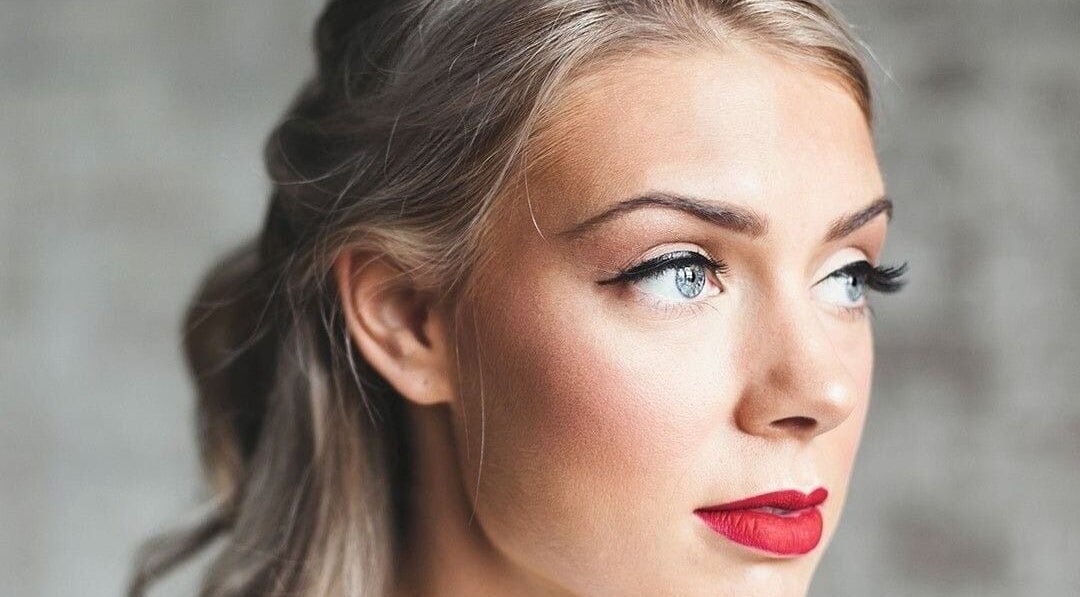 Femme maquillée avec soin à LBMAKEUP, Pontcharra, Auvergne-rhône-alpes, FR. Regard accentué et lèvres rouges.