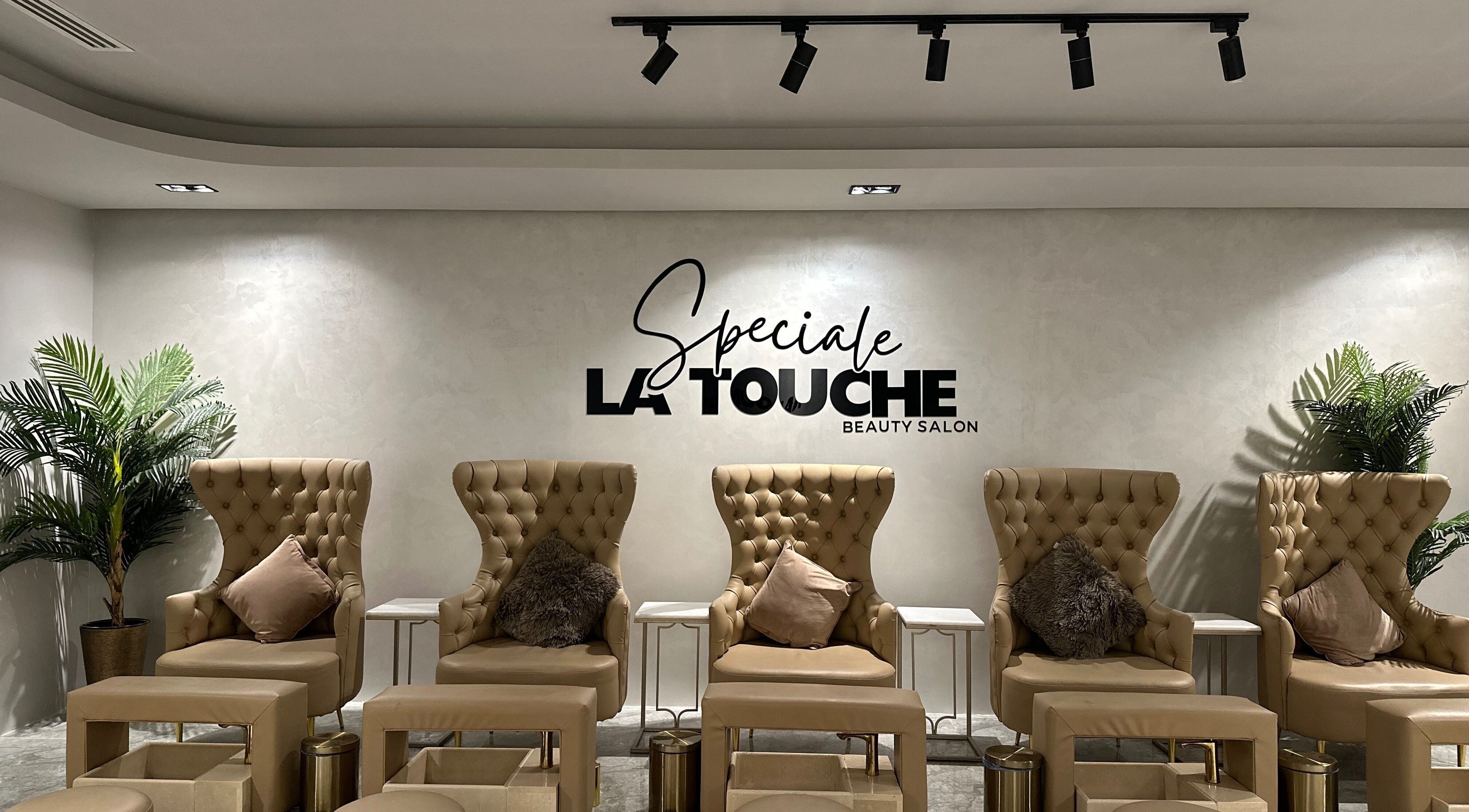 صالون لا توش سبيسيال - بن سلطان، ظهران، المنطقة الشرقية، السعودية. كراسي فاخرة وشعار مميز.