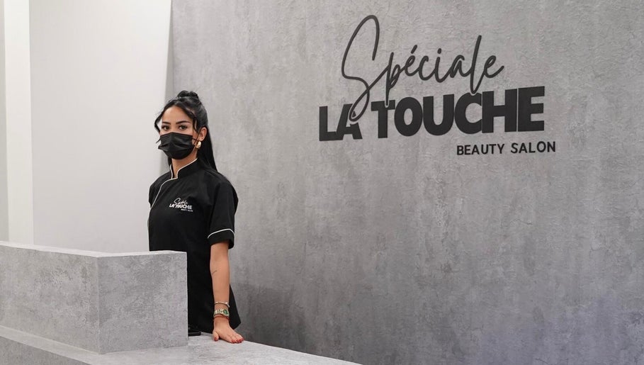 موظفة عند استقبال La touche Spéciale - Ajyal، الظهران، Eastern Province، SA.