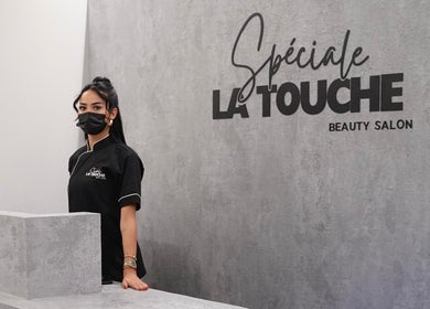 موظفة عند استقبال La touche Spéciale - Ajyal، الظهران، Eastern Province، SA.