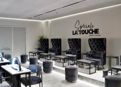 داخل صالون La touche Spéciale - Ajyal في الظهران، توفر جلسات أنيقة لمزيد من الراحة.