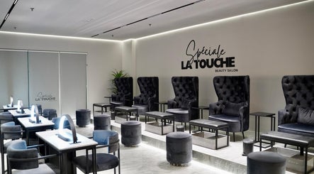 داخل صالون La touche Spéciale - Ajyal في الظهران، توفر جلسات أنيقة لمزيد من الراحة.