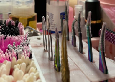 Εργαλεία ομορφιάς στο Fabulash BEAUTIQUE, Κερατσίνι, GR, δημιουργούν μοναδικές βλεφαρίδες.