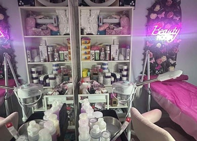 Σαλόνι ομορφιάς στο Fabulash BEAUTIQUE, Κερατσίνι, GR με ροζ λουλούδια και όργανα αισθητικής.
