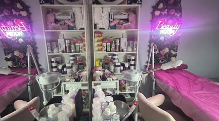 Σαλόνι ομορφιάς στο Fabulash BEAUTIQUE, Κερατσίνι, GR με ροζ λουλούδια και όργανα αισθητικής.