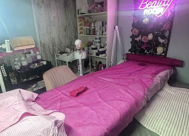 Δωμάτιο θεραπείας με ροζ τόνους στο Fabulash BEAUTIQUE, Κερατσίνι, GR, δημιουργεί αίσθηση χαλάρωσης.