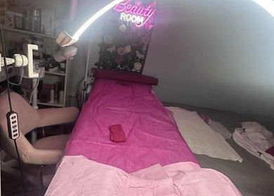 Τοποθεσία ομορφιάς με ροζ κρεβάτι στο Fabulash BEAUTIQUE, Κερατσίνι, GR.