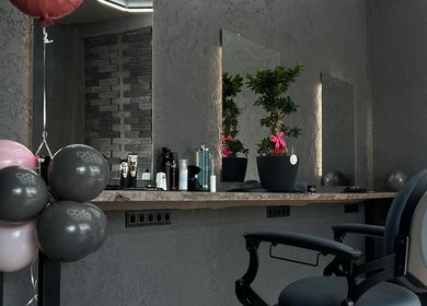 Уютный уголок в VYBE House Barbershop с растениями, Рига, LV.