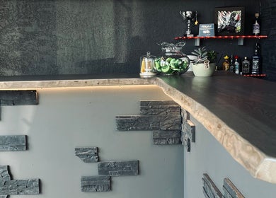 Интерьер VYBE House Barbershop в Риге с современным баром и декором.
