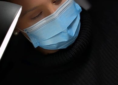 Clinicien portant un masque à Ô Coup d’Éclat, Saint-renan, Bretagne, FR pour une sécurité optimale.