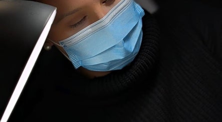 Clinicien portant un masque à Ô Coup d’Éclat, Saint-renan, Bretagne, FR pour une sécurité optimale.