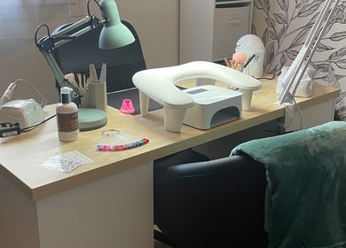 Table de manucure élégante à Ô Coup d’Éclat, Saint-renan, Bretagne, FR, prête pour des soins de beauté.