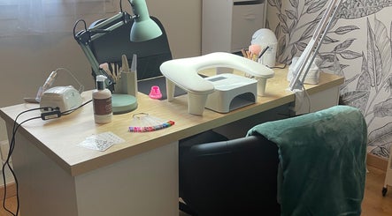 Table de manucure élégante à Ô Coup d’Éclat, Saint-renan, Bretagne, FR, prête pour des soins de beauté.