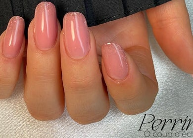 Manucure rose élégante à Ô Coup d’Éclat, Saint-renan, Bretagne, FR. Ongles longs et brillants.