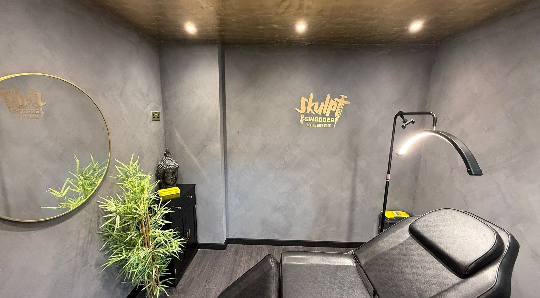 Relaxing room at Skulpt and Swagger in Ashford, England, GB with stylish decor and therapy chair.