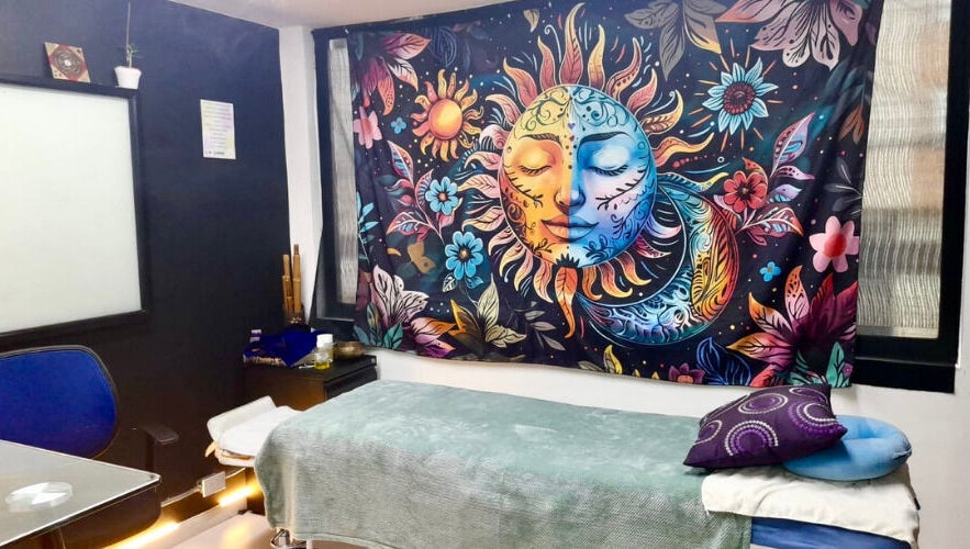 Relajante sala en Astrovita Ser Holístico, Bogotá. Decoración con sol y luna para bienestar y paz.