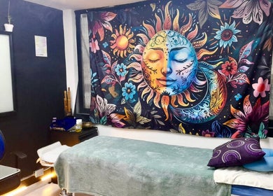 Relajante sala en Astrovita Ser Holístico, Bogotá. Decoración con sol y luna para bienestar y paz.