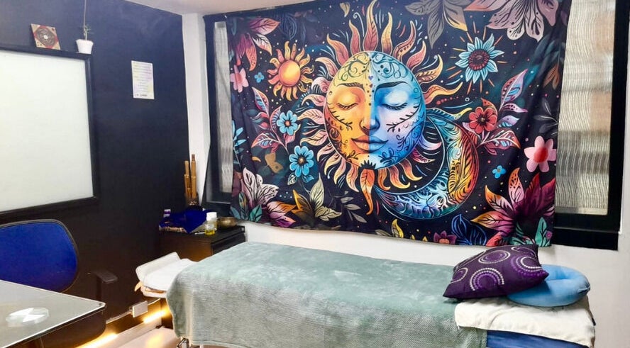 Relajante sala en Astrovita Ser Holístico, Bogotá. Decoración con sol y luna para bienestar y paz.