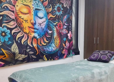 Colorida sala de terapia en Astrovita Ser Holístico, Bogotá, Bogotá, CO, destacando un mural vibrante.