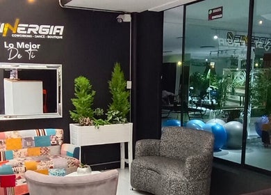 Interior acogedor de Astrovita Ser Holístico en Bogotá, Bogotá, CO con sofás coloridos y vegetación.