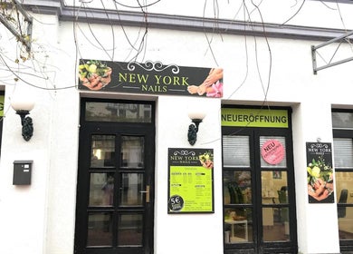 Phía trước cửa tiệm New York Nails tại Nordenham, Niedersachsen, DE, với bảng hiệu và trang trí hiện đại.