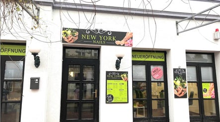 Phía trước cửa tiệm New York Nails tại Nordenham, Niedersachsen, DE, với bảng hiệu và trang trí hiện đại.