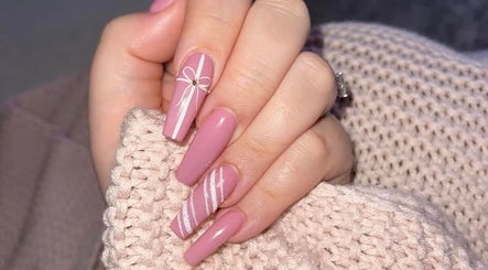 Móng tay nghệ thuật với họa tiết nơ hồng tại New York Nails, Nordenham, Niedersachsen, DE.