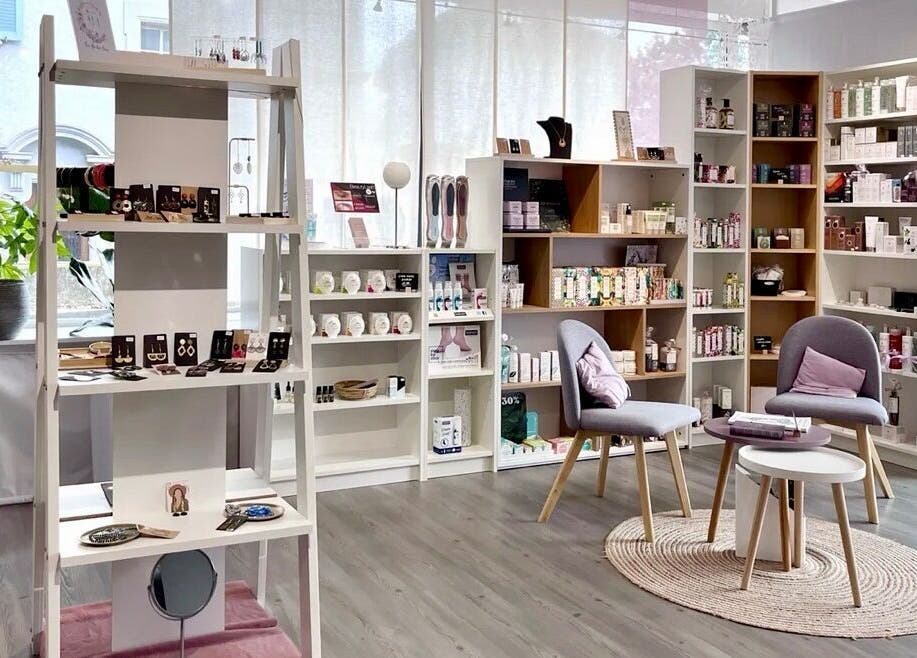 Intérieur moderne du salon Espace des Sens - Marie Meylan, Lausanne, Vaud, CH avec étagères et chaises.