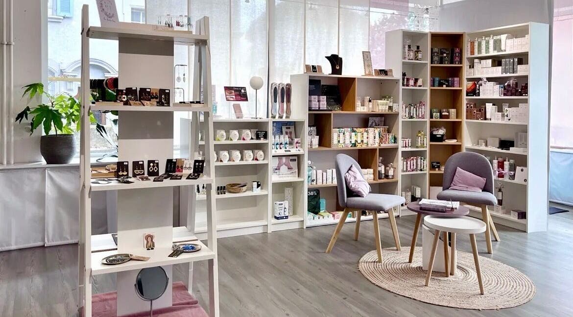 Intérieur moderne du salon Espace des Sens - Marie Meylan, Lausanne, Vaud, CH avec étagères et chaises.