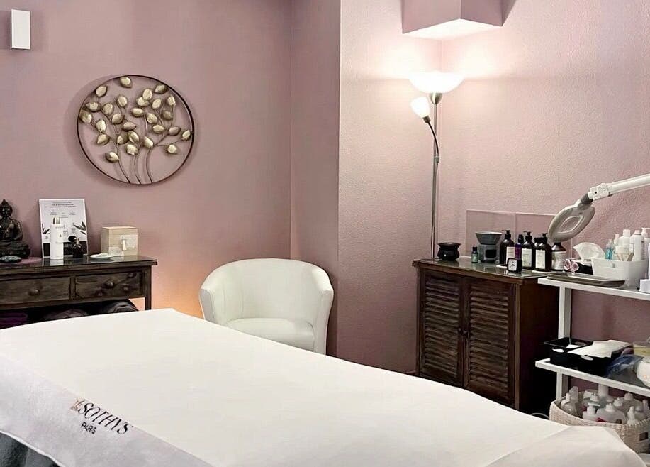 Salle de soin apaisante à Espace des Sens - Marie Meylan, Lausanne, Vaud, CH, décorée en tons doux et élégants.