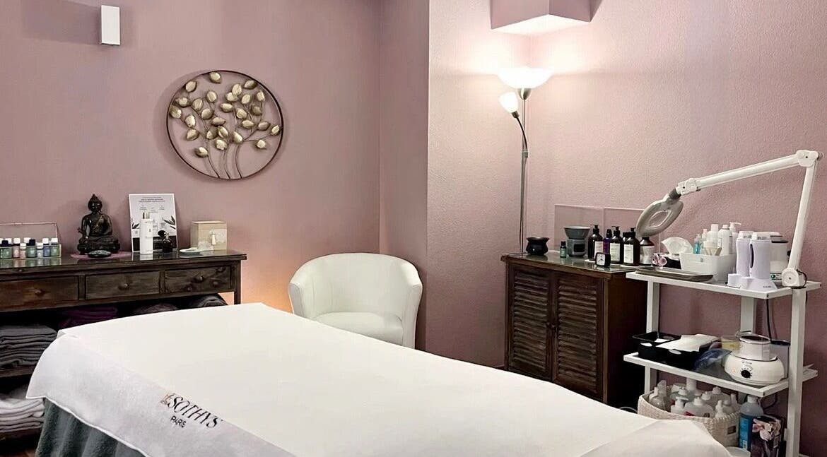 Salle de soin apaisante à Espace des Sens - Marie Meylan, Lausanne, Vaud, CH, décorée en tons doux et élégants.