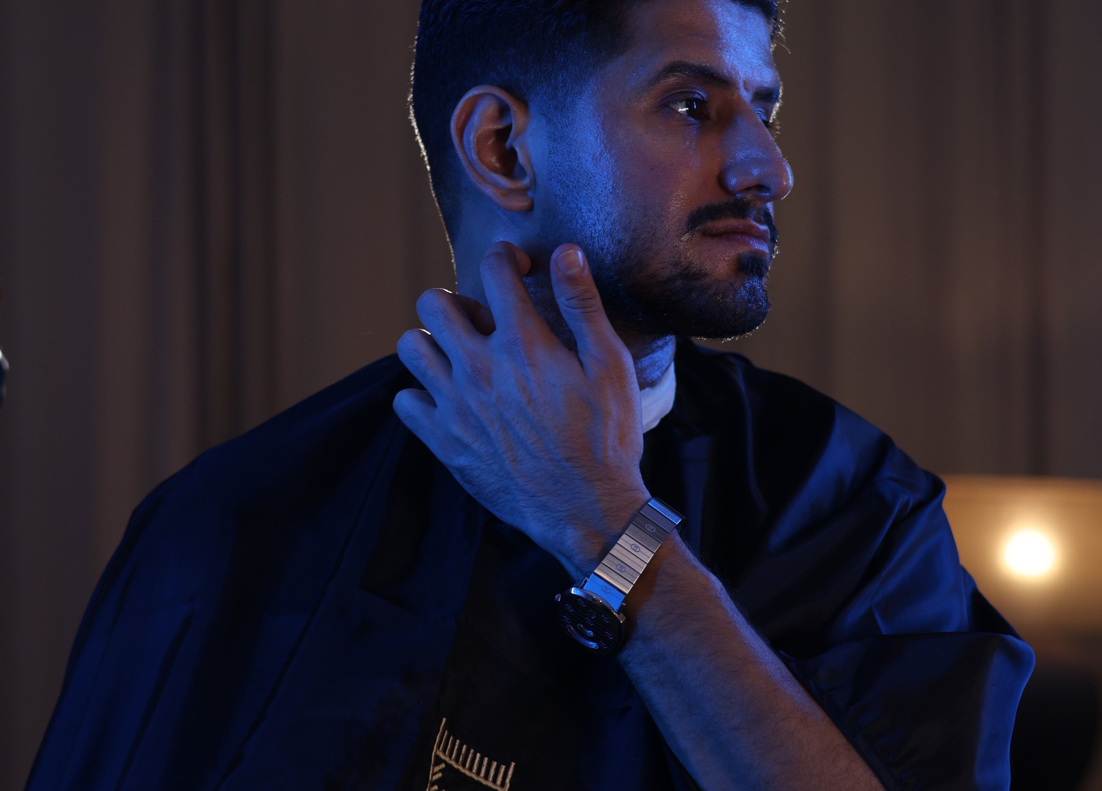 عميل يتلقى حلاقة في Pharber | فاربر - Home Service بجدة، منطقة مكة، SA. تجربة فاخرة في صفاء تام.