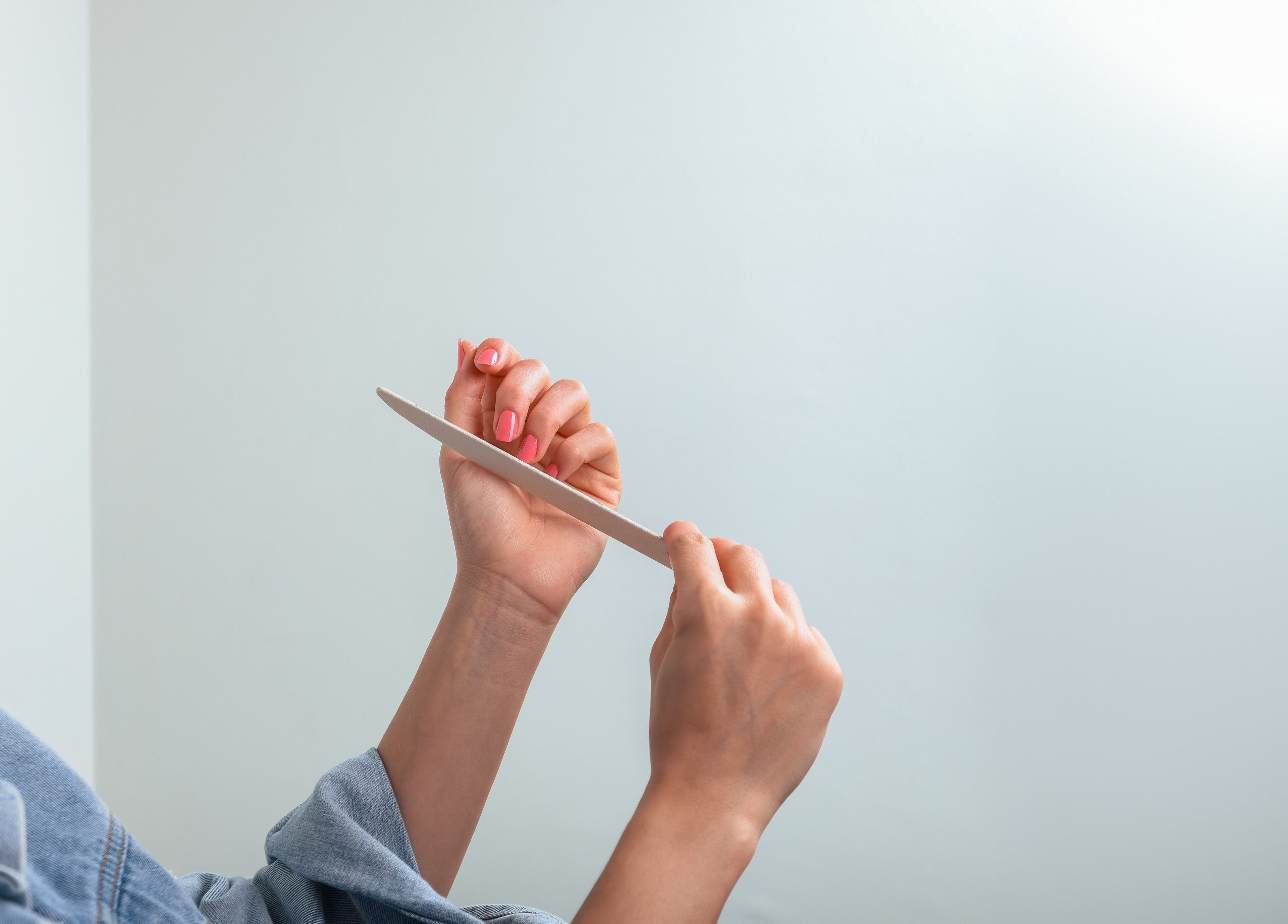 امرأة تقوم ببرد أظافرها بمهارة في فاربر - خدمة منزلية، جدة، منطقة مكة، السعودية.