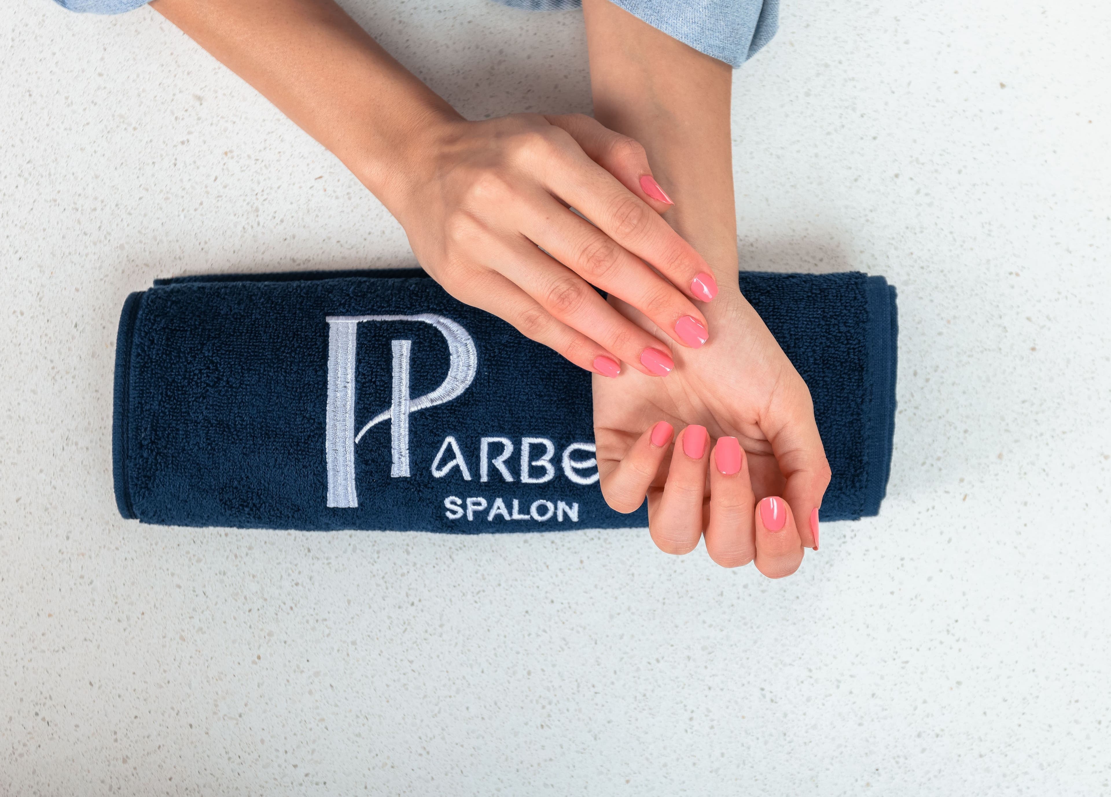 أظافر مطلية بأناقة على منشفة فاربر في جده، مكة المكرمة، SA - Pharber | فاربر - Home Service.