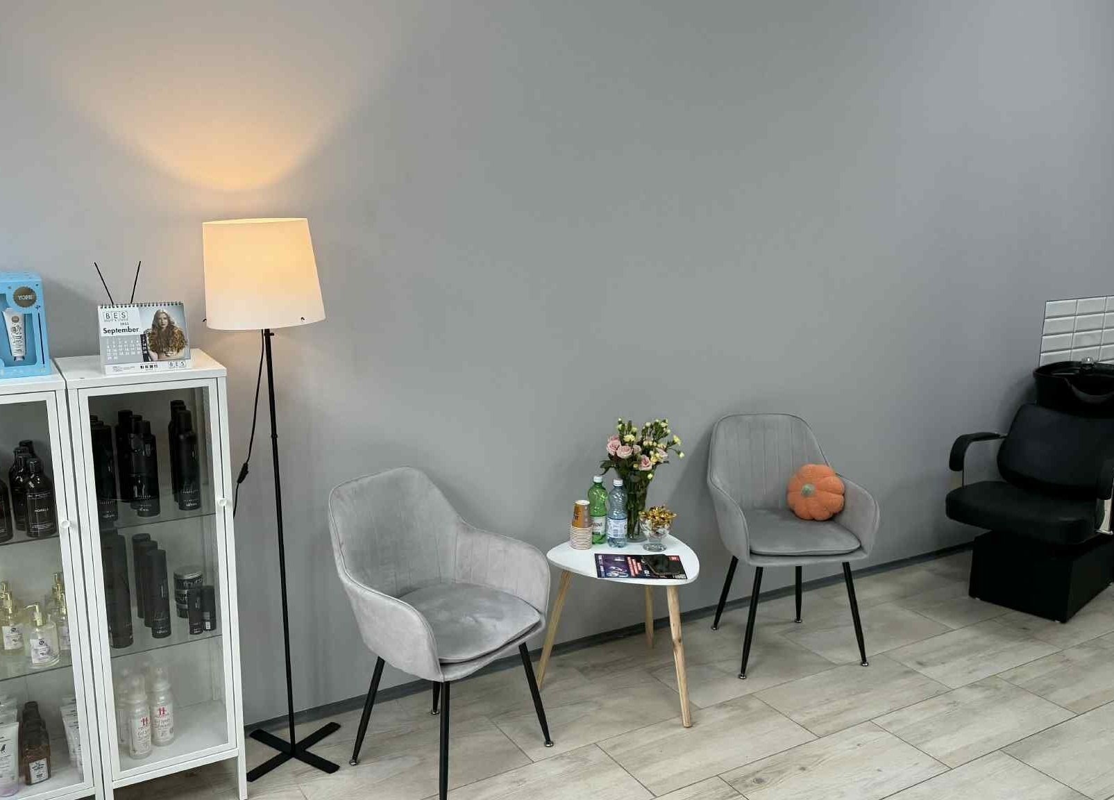 Elegancka strefa oczekiwania w Włos Love, Częstochowa, Województwo Śląskie, PL, z fotelami i kosmetykami.