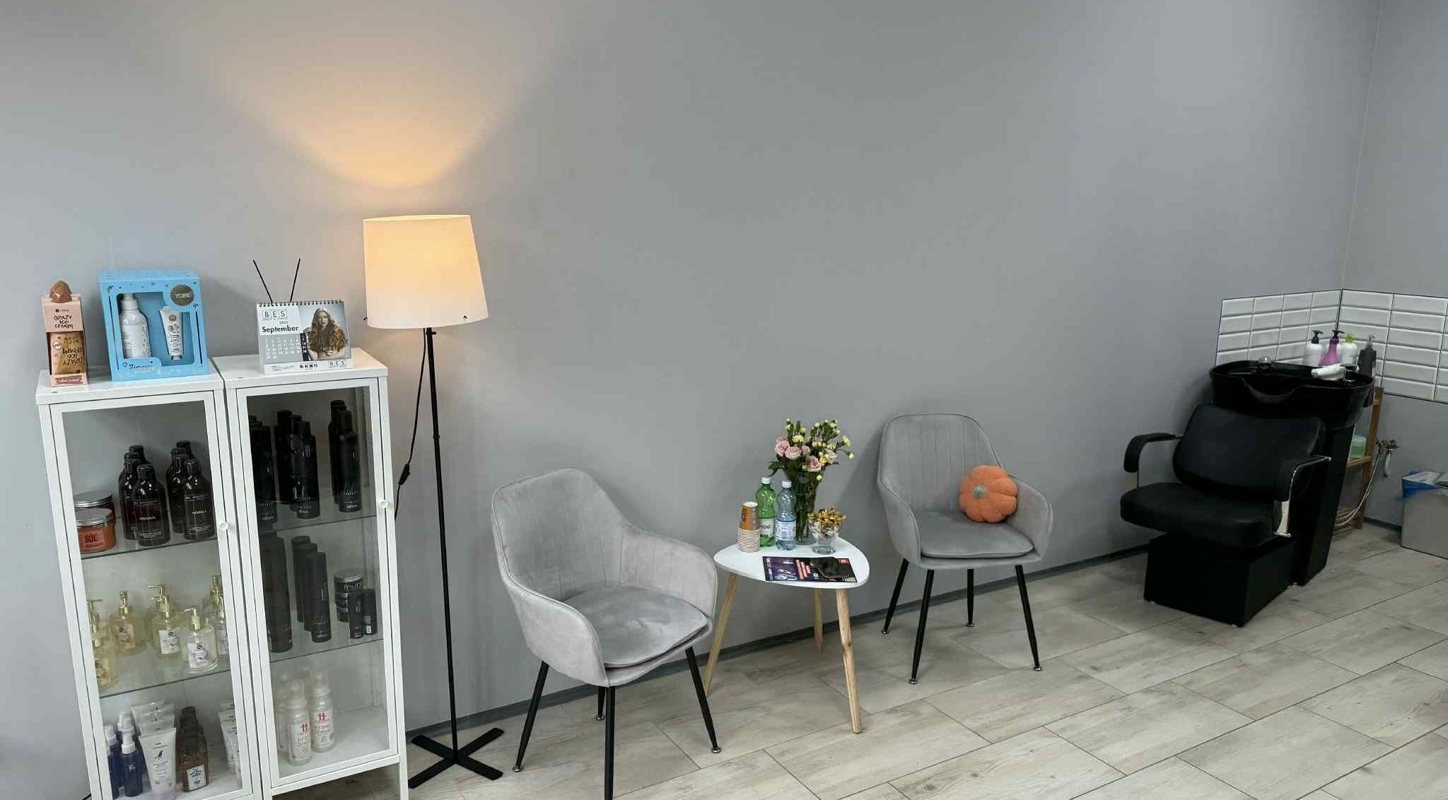 Elegancka strefa oczekiwania w Włos Love, Częstochowa, Województwo Śląskie, PL, z fotelami i kosmetykami.
