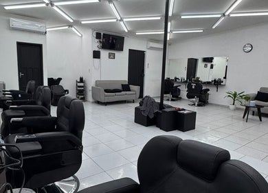 Interior moderno de BARBERÍA ENDER 4to Anillo en Santa Cruz De La Sierra, espacio amplio y elegante.