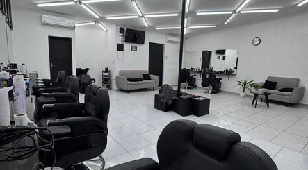 Interior moderno de BARBERÍA ENDER 4to Anillo en Santa Cruz De La Sierra, espacio amplio y elegante.