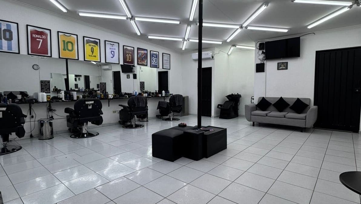 Interior moderno de BARBERÍA Ender 4to Anillo en Santa Cruz De La Sierra, con sillas y decoración deportiva.