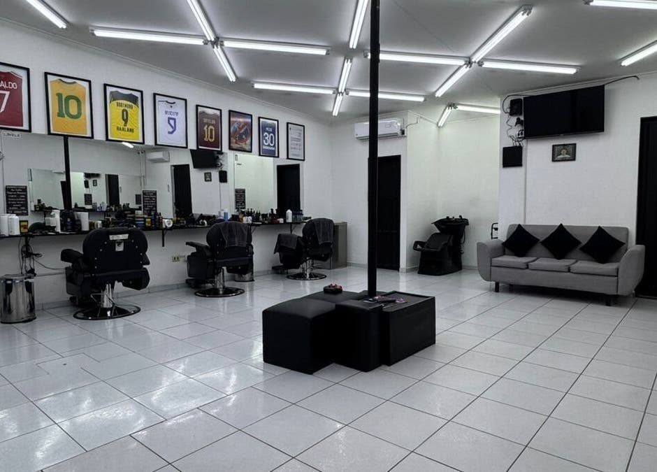 Interior moderno de BARBERÍA Ender 4to Anillo en Santa Cruz De La Sierra, con sillas y decoración deportiva.