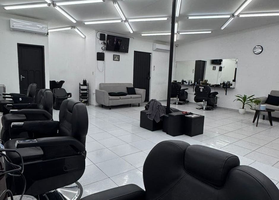 Interior moderno de BARBERÍA Ender 4to Anillo en Santa Cruz De La Sierra, Departamento De Santa Cruz, BO.