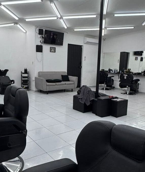 Interior moderno de BARBERÍA Ender 4to Anillo en Santa Cruz De La Sierra, Departamento De Santa Cruz, BO.