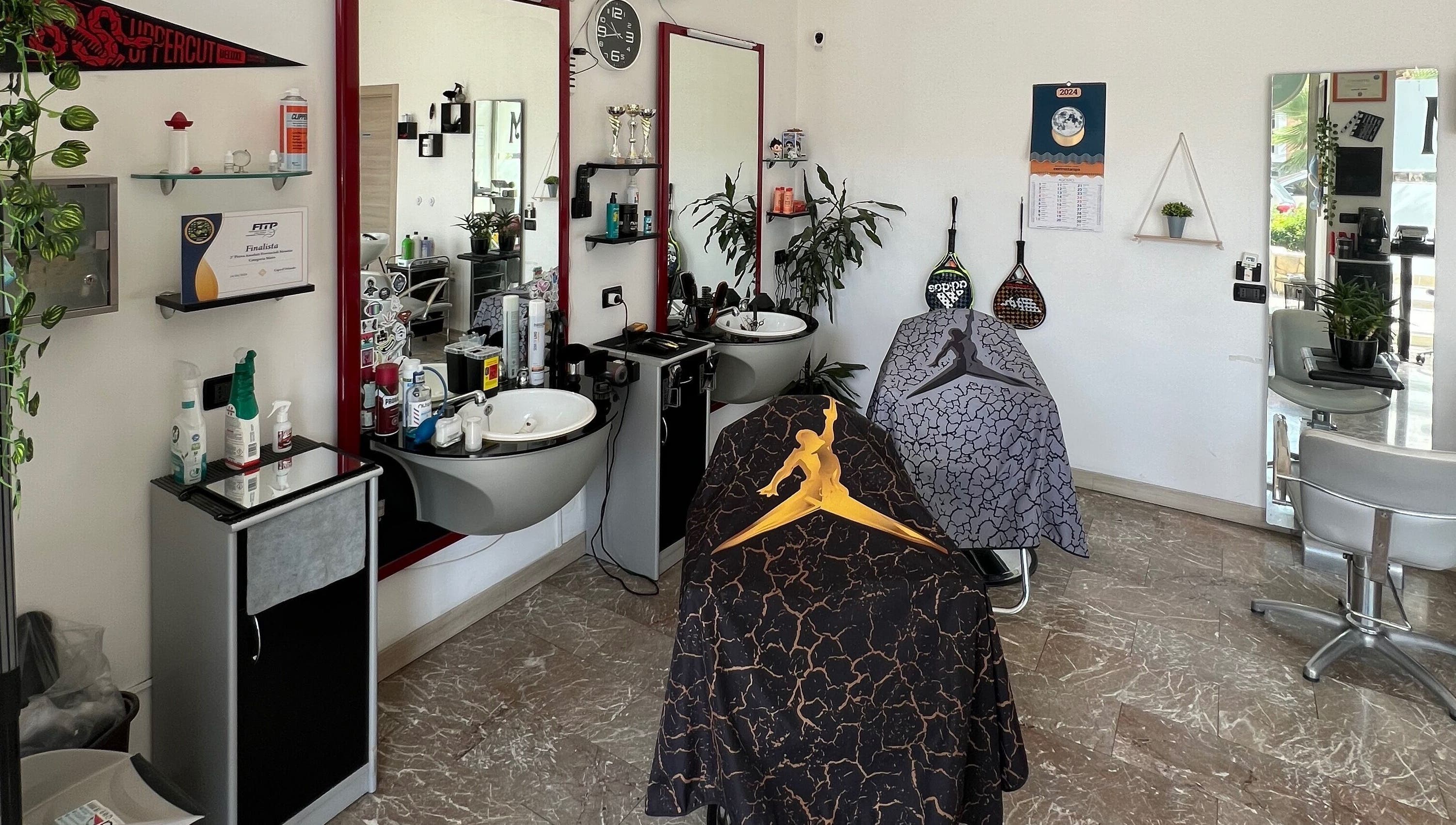 Interno elegante di M.A. Studio & Hair Salon a Capo D'orlando, Sicilia, IT, con arredi moderni e specchi.