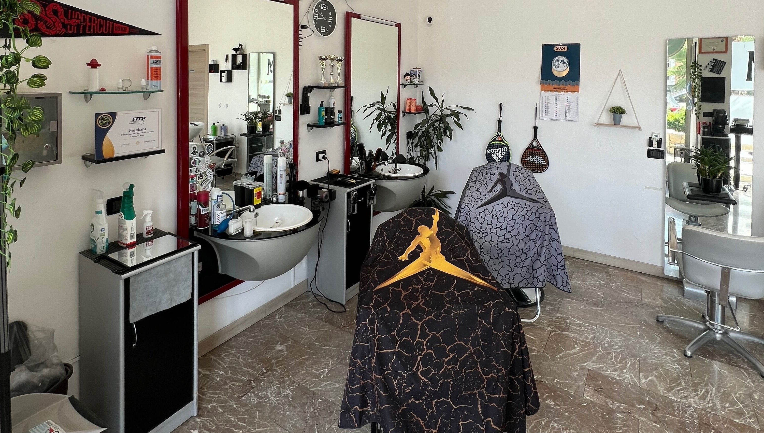 Interno elegante di M.A. Studio & Hair Salon a Capo D'orlando, Sicilia, IT, con arredi moderni e specchi.