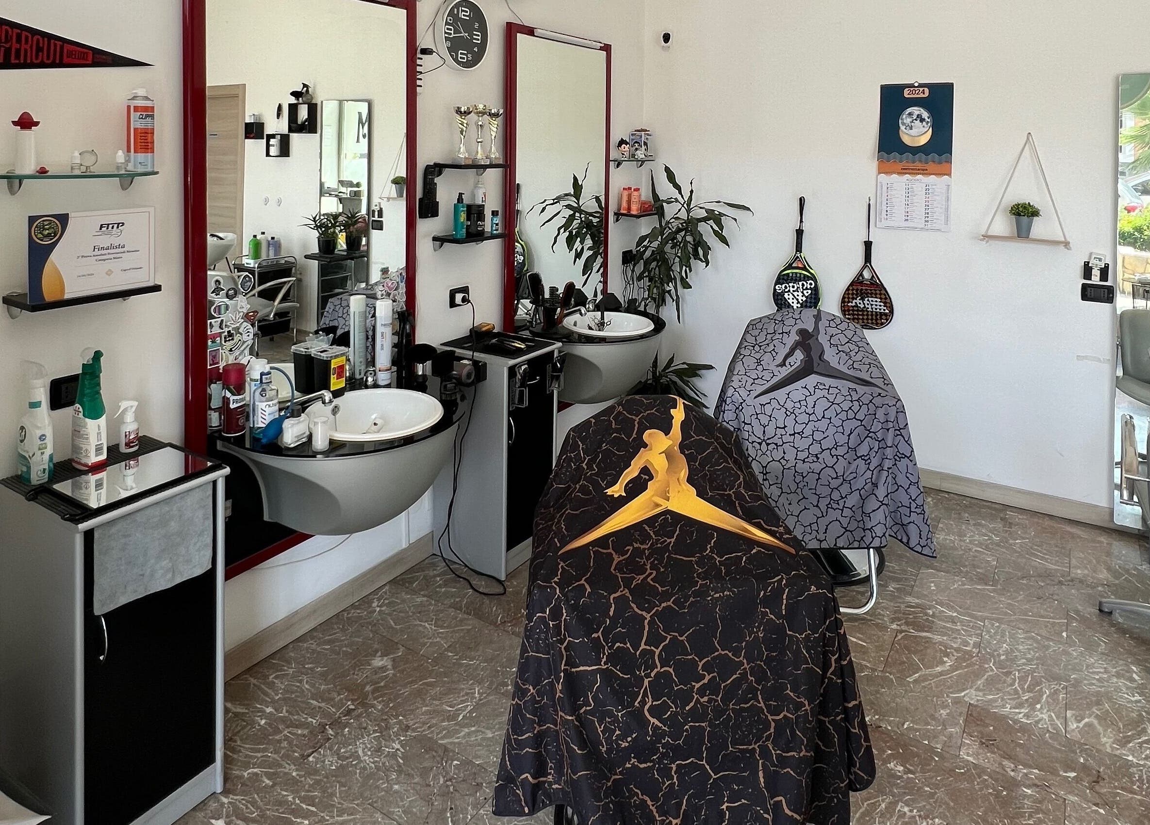 Interno elegante di M.A. Studio & Hair Salon a Capo D'orlando, Sicilia, IT, con arredi moderni e specchi.