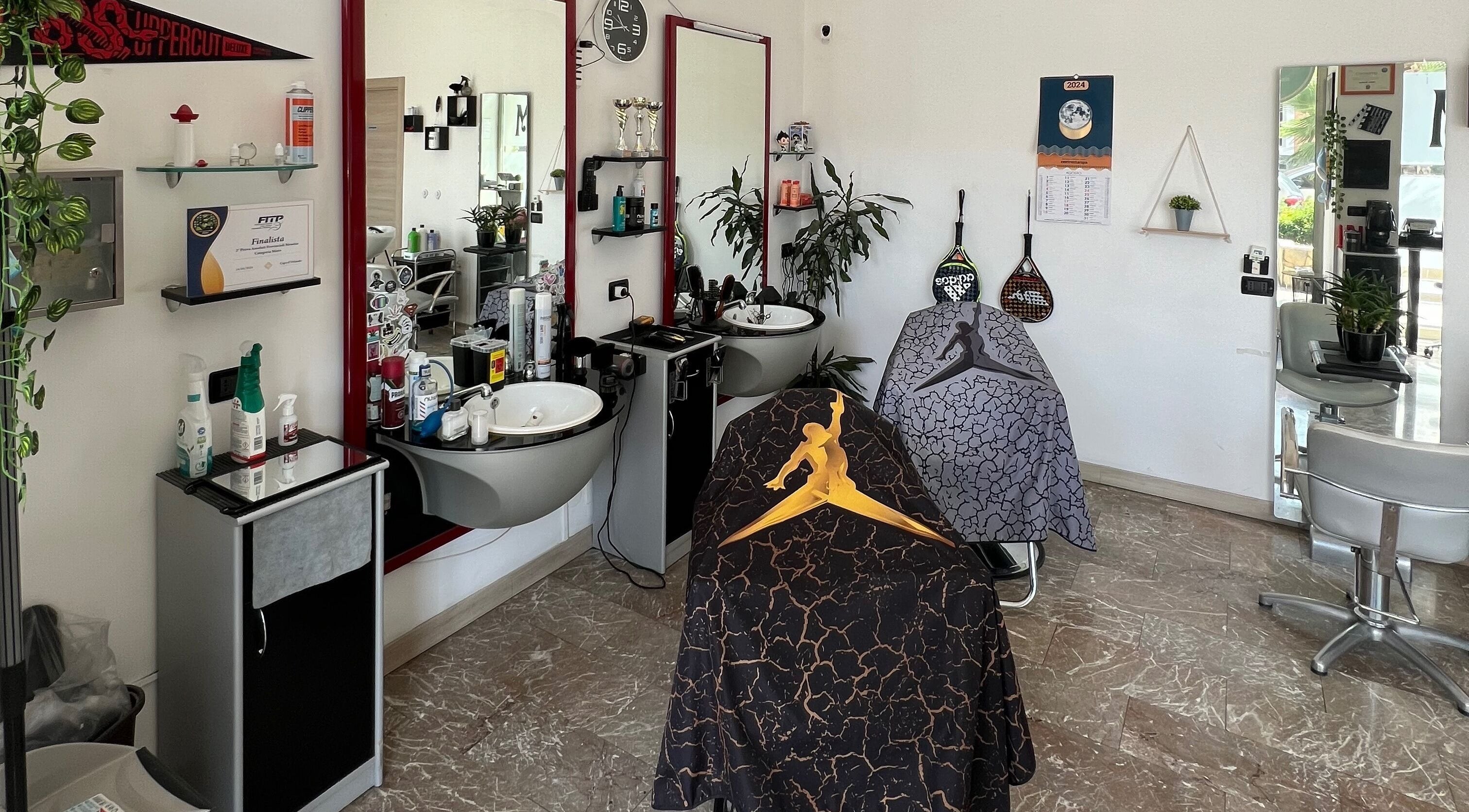 Interno elegante di M.A. Studio & Hair Salon a Capo D'orlando, Sicilia, IT, con arredi moderni e specchi.
