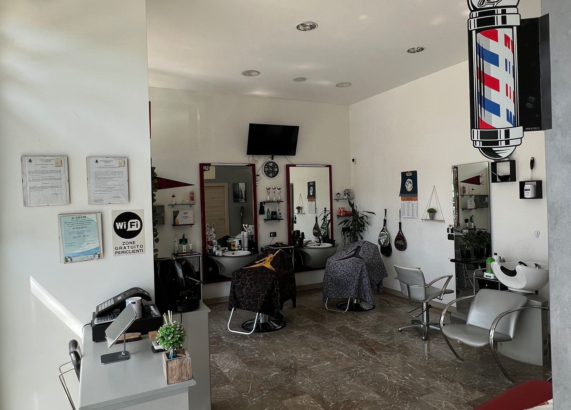Interno di M.A. Studio & Hair Salon a Capo D'orlando, Sicilia, IT, con comode postazioni e design moderno.