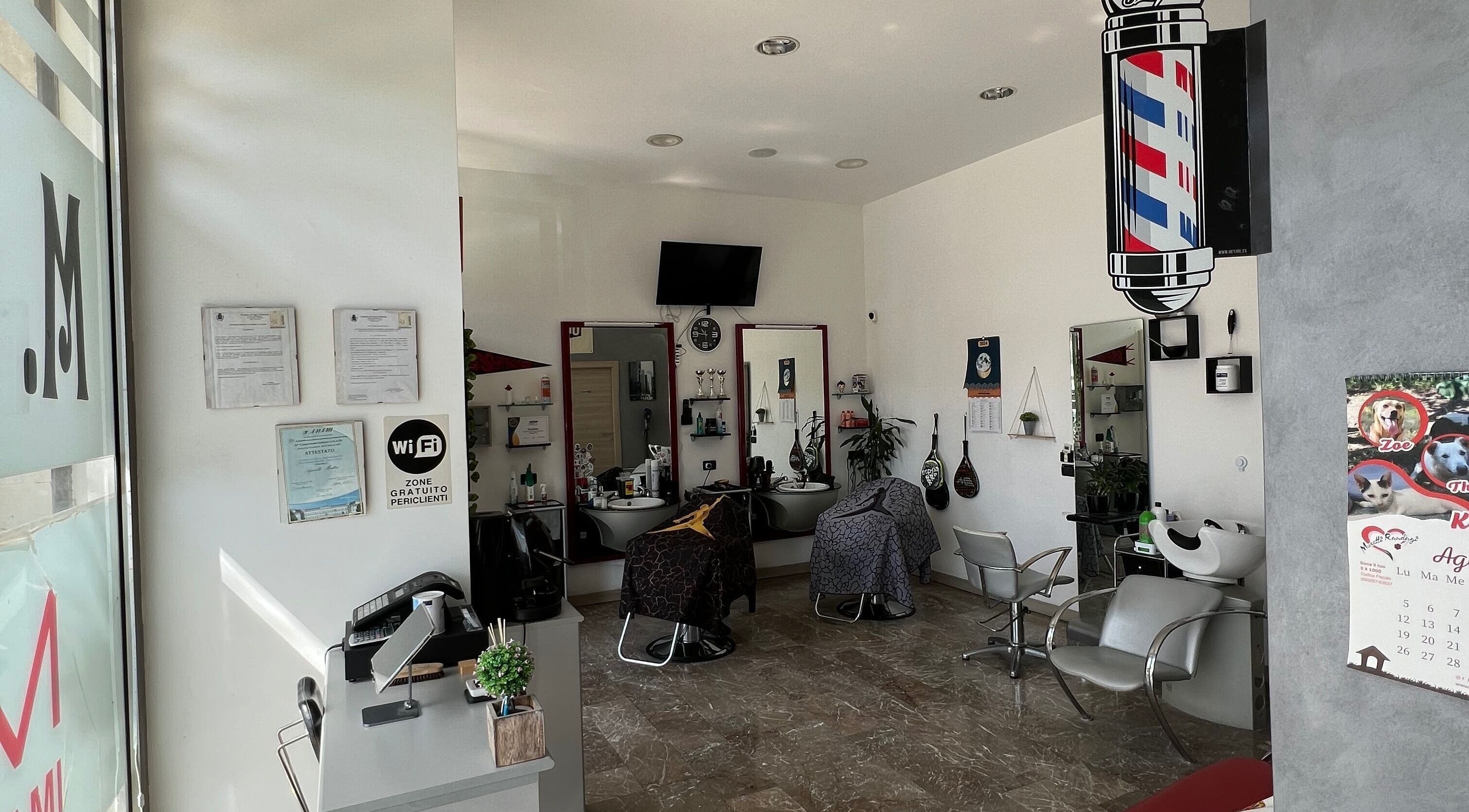 Interno di M.A. Studio & Hair Salon a Capo D'orlando, Sicilia, IT, con comode postazioni e design moderno.
