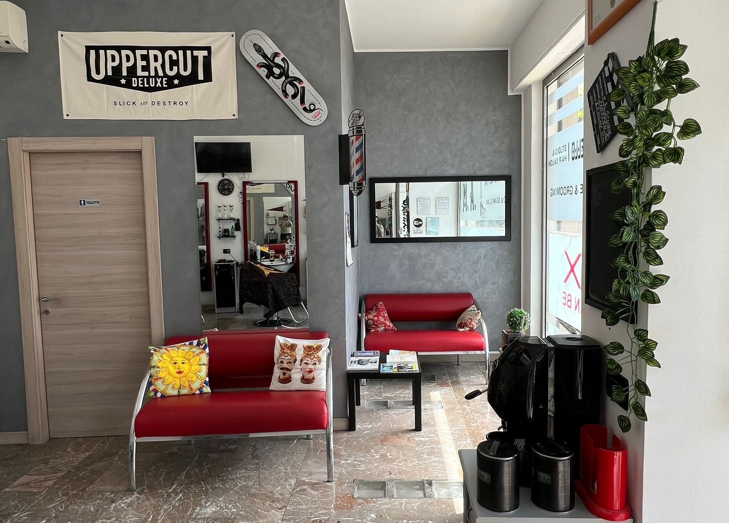 Sala d'attesa moderna con divani rossi a M.A. Studio & Hair Salon, Capo D'orlando, Sicilia, IT.